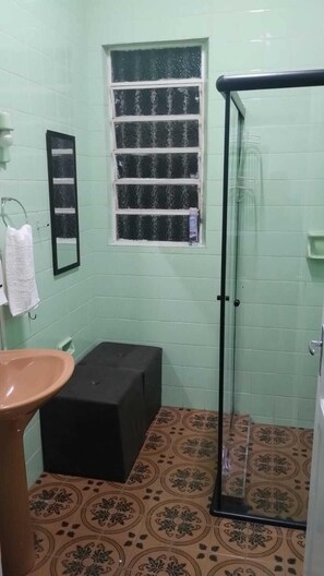 Ducha, toallas, jabón, shampoo