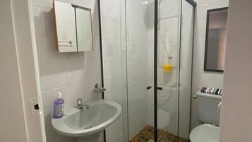 高級四人房 | 浴室 | 淋浴設備、毛巾、肥皂、洗髮精