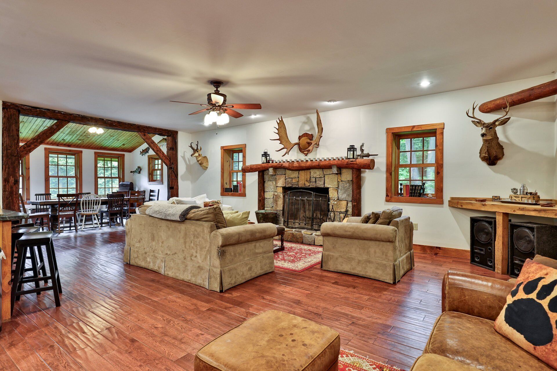 Smart-tv, een open haard, een tafeltennistafel en een stereo