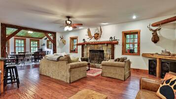 Smart-tv, een open haard, een tafeltennistafel en een stereo