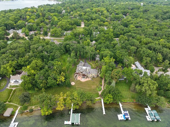 Exterior - Glen Flora on Geneva Lake | Private Pier | Geneva Lakefront | Luxury | Guest House | Monthly Stays (Williams Bay)
