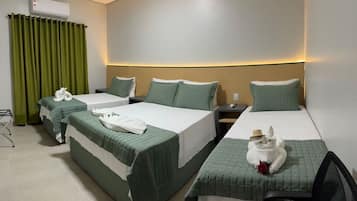 Quarto quádruplo premium | Ferros/tábuas de passar roupa, Wi-Fi de cortesia