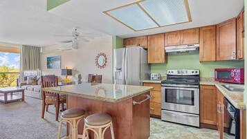 Geladeira, micro-ondas, fogão, cooktop