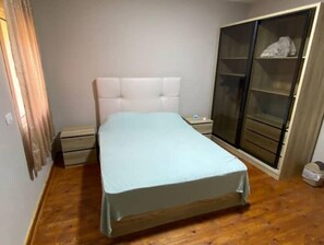 Tabla de planchar con plancha, wifi gratis, ropa de cama