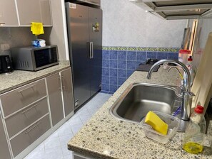 Microondas, horno y placa de cocina