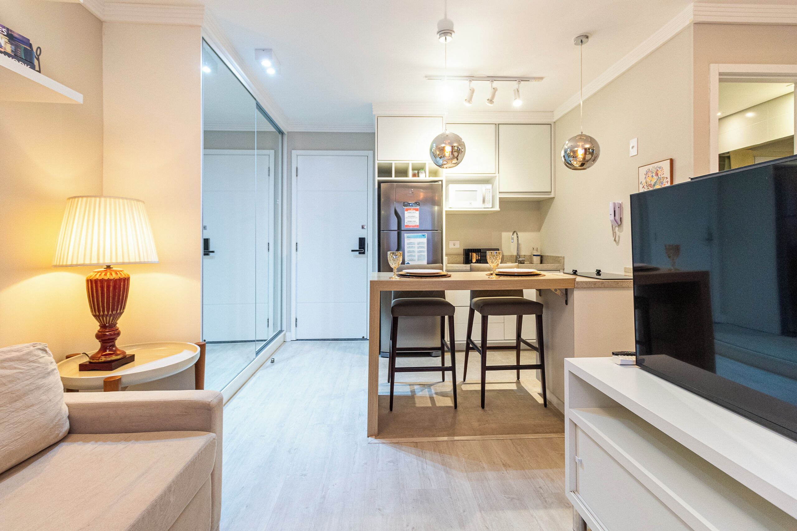 Suíte estúdio, vista para a cidade | Área de estar | TV de tela plana