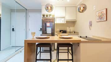 Studio Suite, City View | Private kitchen