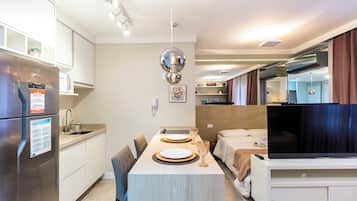 Suite monolocale, vista città | Cucina privata