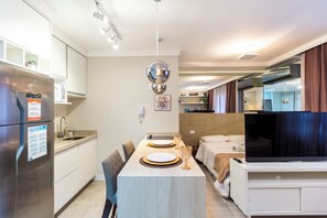 Studio Suite, City View | Private kitchen - Studio Moderno Ap 32 (Curitiba)
