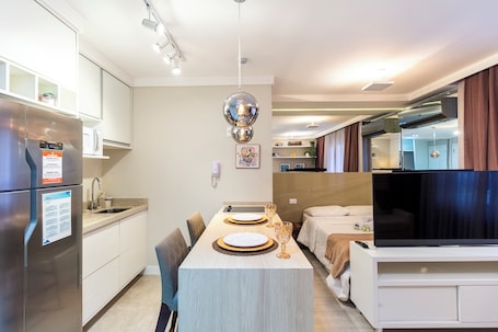 Studio Suite, City View | Private kitchen