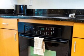 冰箱、微波炉、烤箱、炉灶