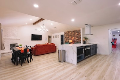 MarigoldEstate/Pool/MovieRoom/GameRoom/4BR/Houston