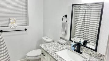 Secador de pelo, toallas, jabón, papel higiénico