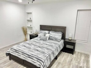 4 bedrooms, iron/ironing board, WiFi, bed sheets - McAllen Home Pecan - Bicentennial (McAllen)