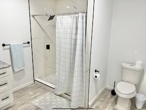 Een haardroger, handdoeken, zeep, toiletpapier
