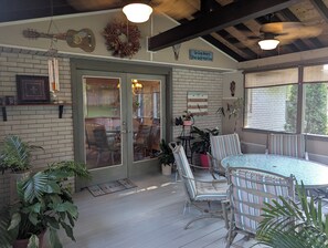Unclassified image, 4 of 68, button - Land O Lakes/4 Bdrm4 Bed,1.5 Bath,Screen Patio,Garden View,3 tvs,wifi (Old Hickory)