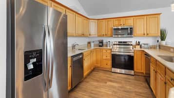 Fridge, microwave, stovetop, dishwasher