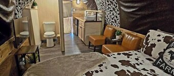 Rustic Wagon Glamping - Hot Tub - Firepit 