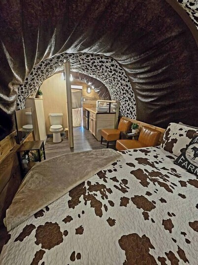 Rustic Wagon Glamping - Hot Tub - Firepit 