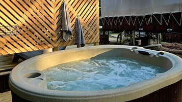 Outdoor spa tub