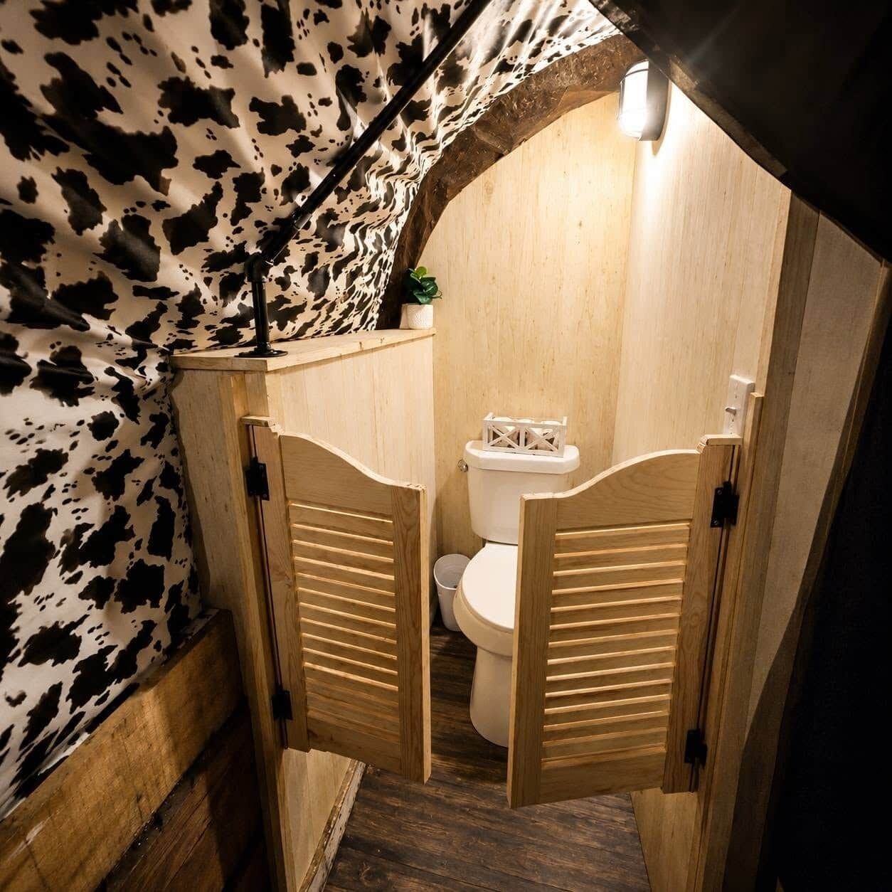 Een douche, handdoeken, zeep, shampoo