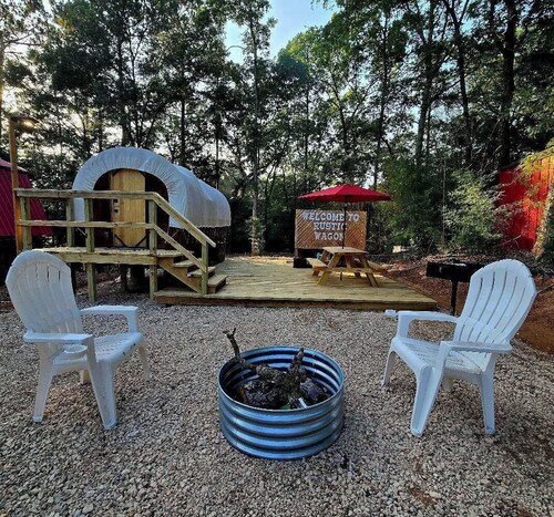 Rustic Wagon Glamping - Hot Tub - Firepit 