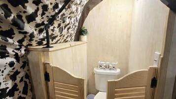 Een douche, een haardroger, handdoeken, zeep