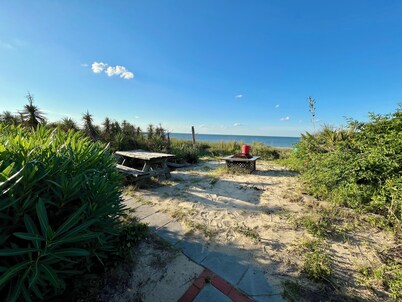 Beachfront Bungalow w/ BEST Location in Ocean View!