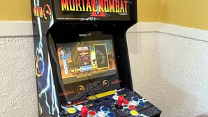 Máquina de arcade Midway para Mortal Kombat III con un joystick y botones.