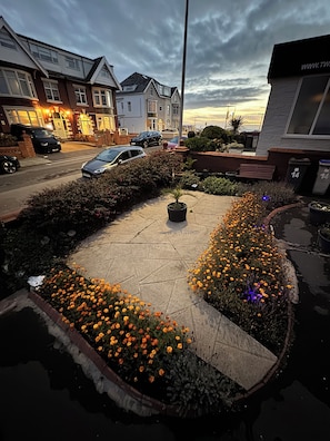 Property grounds - Seaside Escape Walk To The Beach 1 Bed Apartment (Blackpool)