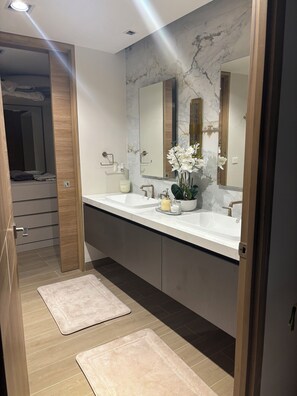 吹风机、毛巾、肥皂、洗发水