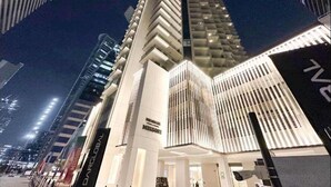 Een modern hotel met een opvallend hoekig gevelontwerp en een prominente entree.