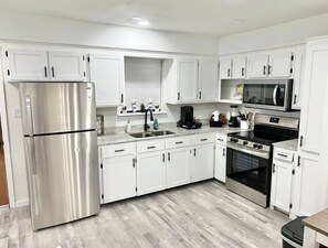 Private kitchen - Spacious in Downtown McAllen (McAllen)