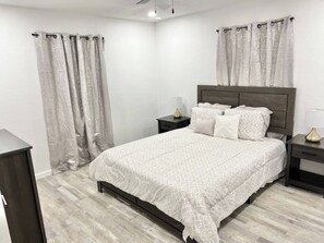 3 bedrooms, iron/ironing board, WiFi, bed sheets - Spacious in Downtown McAllen (McAllen)