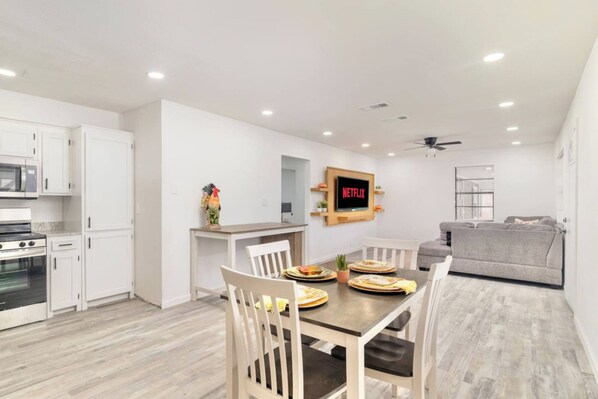 Dining - Spacious in Downtown McAllen (McAllen)