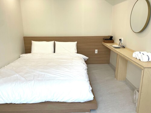 Charming 1-bedroom building in beautiful Busan with WiFi