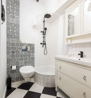 Shower, hair dryer, towels