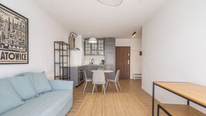 A modern apartment with a living room, kitchen, and dining area. - Park Śląski Charming Apartment (Katowice)