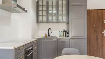 Refrigerador, horno, placa de cocina, lavavajillas