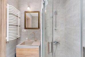 Douche, sĂšche-cheveux, serviettes fournies