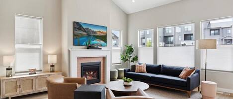 Una Smart TV, una chimenea