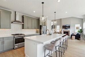Microwave, oven, stovetop, dishwasher - Snowbasin Family Vibes – Kids toys + Chef’s Kitchen + Movie Room (Mountain Green)