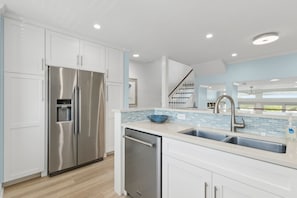 Fridge, microwave, oven, stovetop - Paradise Point: New, luxury, fully remodeled oceanfront townhome! (Fernandina Beach)