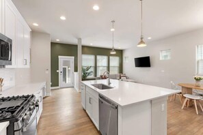 Fridge, microwave, oven, stovetop - Executive 3BR / DIA + Medical Hub / Central Park (Denver)