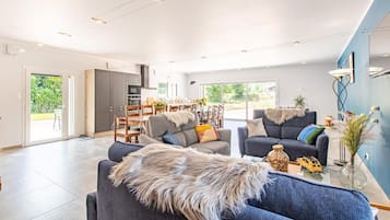 Télévision, baby-foot, table de tennis de table