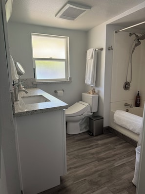 Sèche-cheveux, bidet, serviettes fournies, savon