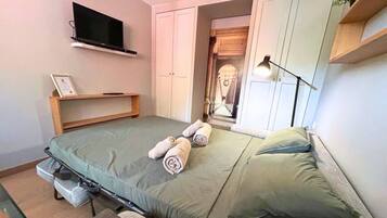 Iron/ironing board, travel cot, free WiFi, bed sheets