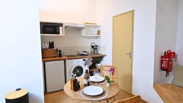 Fridge, microwave, stovetop, coffee/tea maker