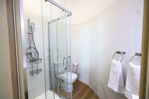 Shower, hair dryer, towels, soap - L`Échappée Bohème - wifi netflix prime clim (Camaret-sur-Aigues)