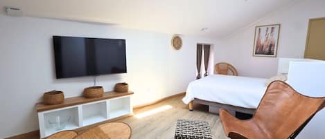 Iron/ironing board, Internet, bed sheets